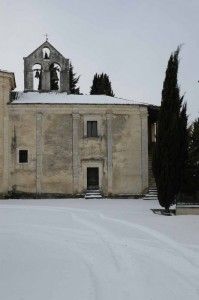 La chiesa e il cipresso
