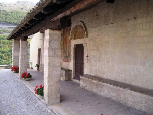 Tornimparte - Portico della chiesa di S.Panfilo