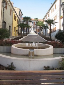 La piccola fontana della piazza