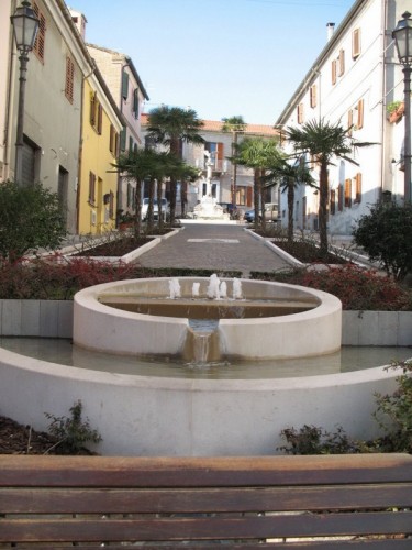 Agugliano - La piccola fontana della piazza