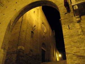 Dietro l’arco… la Collegiata