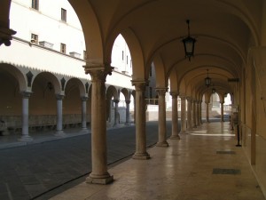 Colonnato del Santuario.