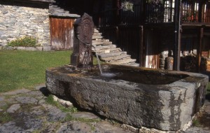 Alagna Valsesia, frazione Follu, fontana in pietra e ferro