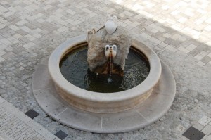 Fontana nella piazza del borgo