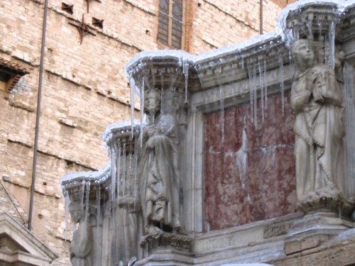 Perugia - statue con ghiaccio Perugia - statue con ghiaccio