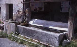Exilles, frazione Deveys, fontana in pietra