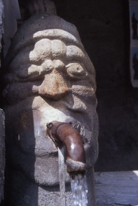 Exilles, frazione Deveys, particolare fontana in pietra