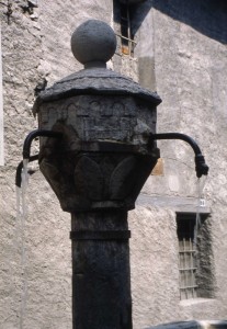 Salbertrand, particolare di fontana in pietra