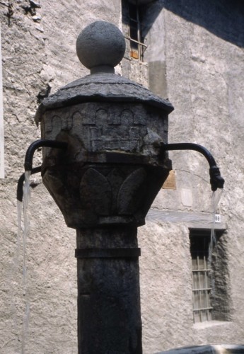 Salbertrand - Salbertrand, particolare di fontana in pietra