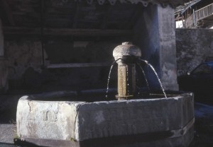 Salbertand, frazione Eclause, fontana in pietra