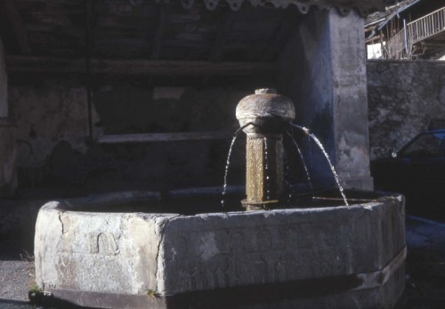 Salbertrand - Salbertand, frazione Eclause, fontana in pietra