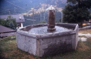 Usseaux, Val Chisone, fontana con vasca esagonale