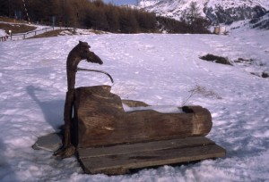 Sestriere, fontana in legno
