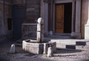 Venaus, Val Cenischia, fontana sulla piazza della chiesa