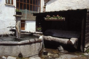 Pragelato, fontana con vasca esagonale in pietra e vasca ricavata da un tronco