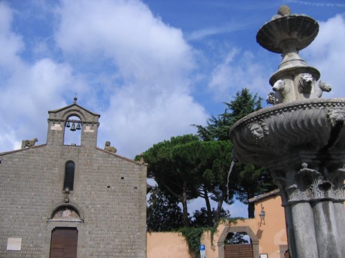 Viterbo - fontana e chiesa