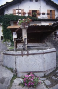 Pragelato, fontana con vasca ottagonale in pietra