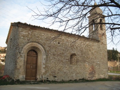 Apiro - La piccola pieve fuori del paese