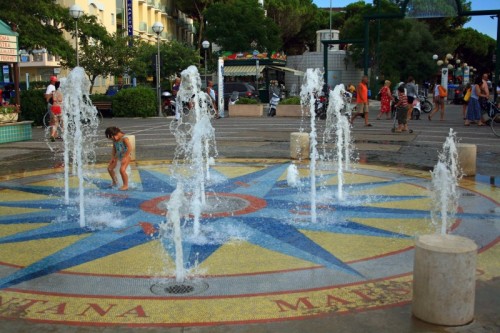 Cattolica - LA BAMBINA E LA FONTANA