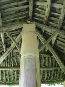 Oncino (Valle Po), particolare (tetto e colonna) della chiesa della Madonna del Bel Fo … il nome deriva dalla presenza di faggi nella zona