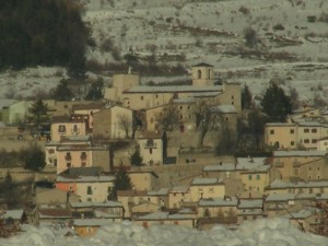 Chiesa di S. Pietro domina il centro storico di Rocca di Cambio