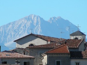 I tetti la Chiesa e …la montagna - Terranera di Rocca di Mezzo.
