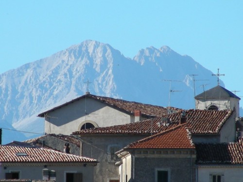 Rocca di Mezzo - I tetti la Chiesa e ...la montagna - Terranera di Rocca di Mezzo.