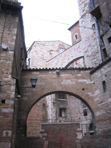 Perugia - antica fonte in piazzetta