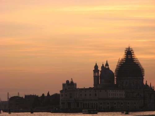 Venezia - Tramonto invernale sulla Basilica di Santa Maria della Salute Venezia - Tramonto invernale sulla Basilica di Santa Maria della Salute