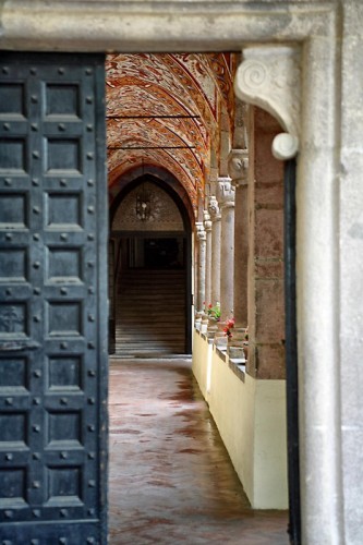 Roccamonfina - Ingresso del Chiostro del Convento dei Lattani Roccamonfina - Ingresso del Chiostro del Convento dei Lattani