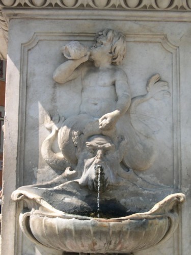 Pisa - Particolare fontana a piazza dei miracoli