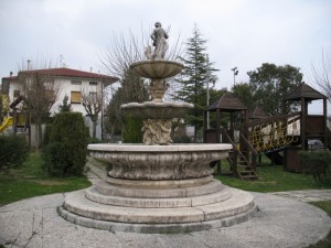 La fontana del parco giochi ad Angeli di Mergo