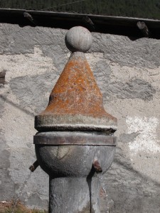 particolare della colonna in pietra della fontana di Cesana Torinese