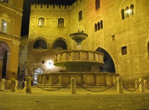 La fontana Sturinalto e il palazzo del Podestà