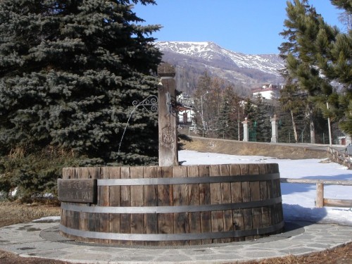 Pragelato - Pragelato, fontana in legno