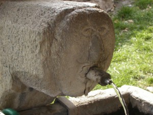 particolare di fontana in pietra a Ramats S. Andrea, frazione di Chiomonte