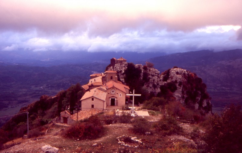 ''Tre metri sotto il celo…Incontro dei colori d’autunno con crepuscolo a Mentorella.'' - Capranica Prenestina