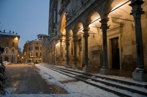 Facciata del Duomo con la neve