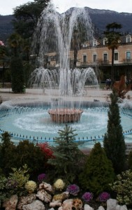 Elegante fontana nel centro del Paese