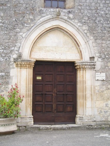 Fossa - Il bel portale in pietra della chiesa