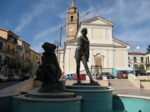 La fontana di piazza della Repubblica e la chiesa Madre