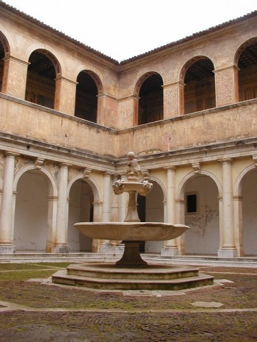 Padula - Certosa di Padula - Fontana in un chiostro Padula - Certosa di Padula - Fontana in un chiostro