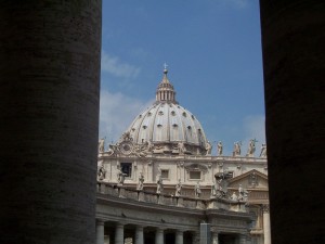 Basilica di S. Pietro 3 - Veduta tra colonnato