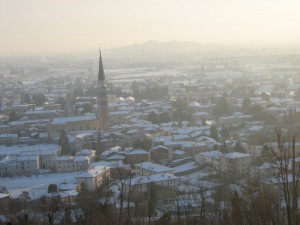 campanile di breganze immerso nel panorama