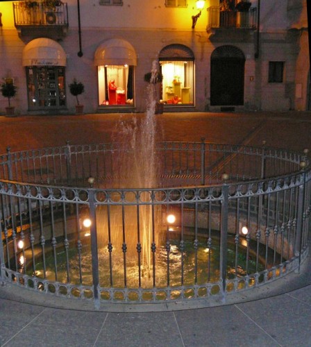 Vercelli - Vercelli - fontana di Piazza Palazzo Vecchio (Piazza dei pesci)