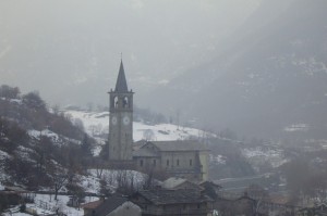 parrocchiale vista dall’alto di una frazione salendo al col d’arnaz