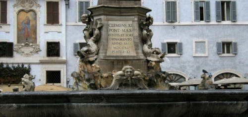 Roma - Fontana in piazza della Rotonda