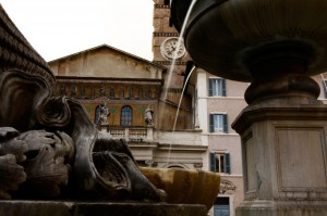 Particolare della fontana di Santa Maria in Trastevere, con basilica.