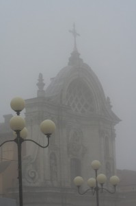 Chiesa nella nebbia