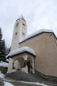 Ingresso e campanile della Parrocchiale